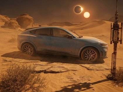Leuk die #eclipse op #Tatooine #StarWars , wel ver rijden. #fordmachegt