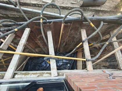 Het keer doek zit er in en de werkvloer (beton) gaat er al in. Daarna wapening en weer beton (volgende week). @afzinkkelderbouw @ruimerleven.nl @betonopdebouw #onderkeldering